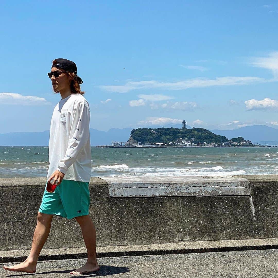 ビラボンのインスタグラム：「優しく柔らかな着心地で、海沿いの散歩や海上がりに最適なハイブリッドTシャツ！ もちろん UV PROTECTIONを使用。  まずはアイテムをタップしてチェック！」