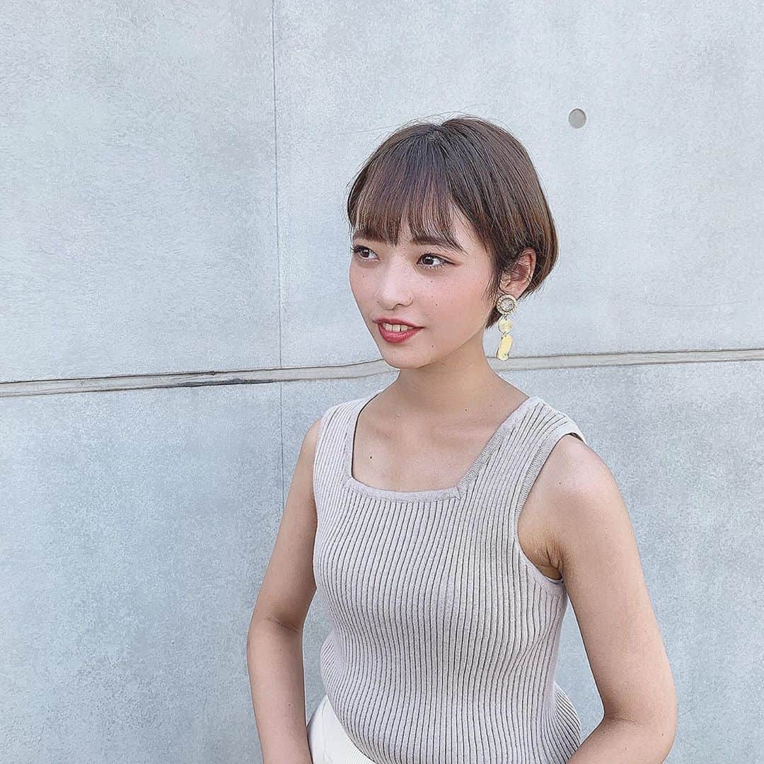 のインスタグラム：「みなさんおはようございます☀  最近メイク少し変えてみました！  わかるかな？？  リップとか濃い目の赤リップにしたよ😊 これは友達のおすすめでそうした！！  少し大人っぽく見える？？ どうだろう？  見えてて欲しい😂  みなさん今日の投票はできましたか？  ぜひ投票してください🙇‍♀️ 投票したことない方もぜひ投票してくれると嬉しい🥰  お願いします😊  それでは良い1日を！ またね👋  #ミス東洋　#ミスコン　#ショートヘア　#ショートカット　#ミニボブ #instagram #instalike #instagood  #ファッション #コスメ #コスメ好きさんと繋がりたい  #ootd #今日のコーデ #透明感 #SnowMan #すの担さんと繋がりたい #SnowMan担さんと繋がりたい#じゃにおたさんと繋がりたい#お洒落なジャニヲタさんと繋がりたい #お洒落なすの担さんと繋がりたい #向井康二担と繋がりたい#いいね#いいね返し#相互フォロー#面白くなりたい　#世界一面白いミス」