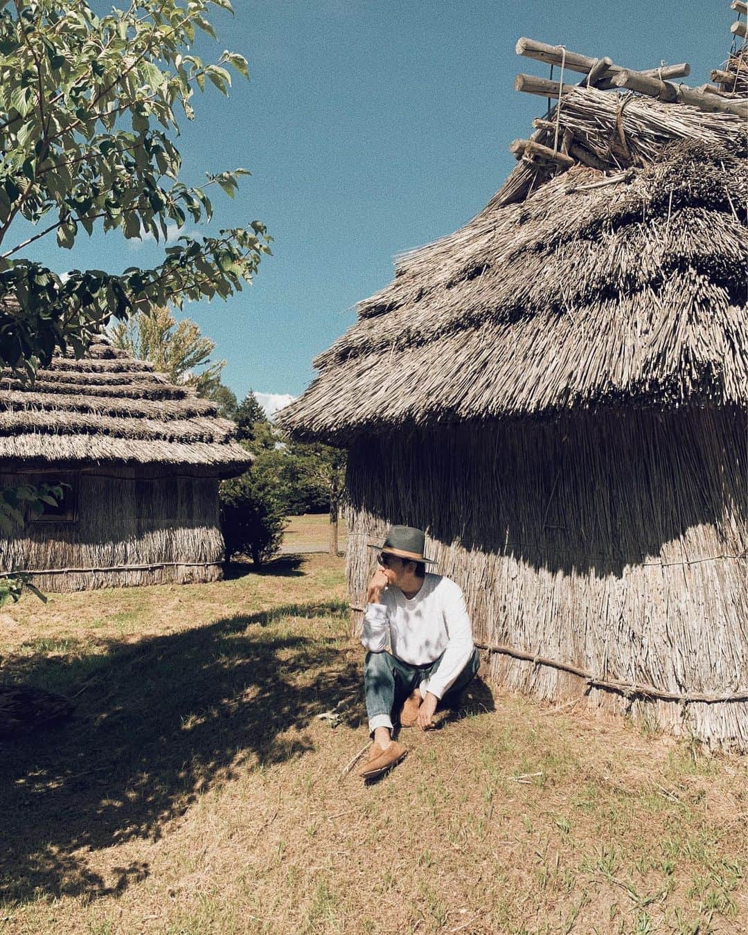 三浦大地さんのインスタグラム写真 - (三浦大地Instagram)「アイヌの家(チセ)  自然の力を借りて出来た家。  生きてる家。  心地。  安らぎ。」8月24日 12時42分 - daichi_1127