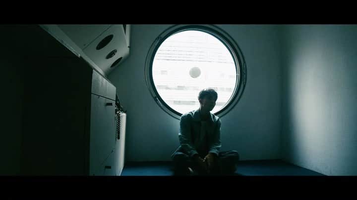 ミッチェル和馬のインスタグラム：「recorded this at home and then was told that i’d be able to make a video too 🤩 guitar by the ultra talented @carlo.redl check out the full version on YouTube @intersection_tokyo #jeremyzucker #noturfriend #coversong」