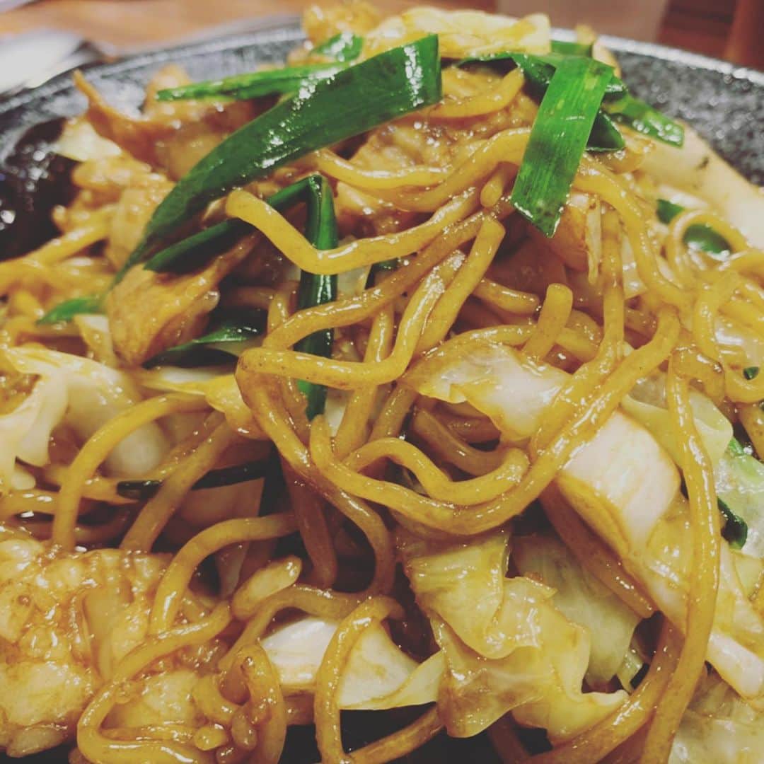 西代洋のインスタグラム：「美味いンスタグラム♪  昔々、福島に美味しい中華のお店がありました♪  時代の流れで泣く泣く お店を閉めないといけなくなり 技術を持った料理人が中華鍋を振れなくなりました。  そこにそのお店を愛してやまない 1人の男が いつか必ずもう一度 中華鍋を振らせるという 誓いを持って自分の元に その料理人を呼び出し 自分の仲間に入れました♪  全てのタイミングが合い お店をオープンすることになりました！！ 久しぶりに中華鍋を振りまくり 料理人のモチベーションもマックスに！！  そこに他の仲間が繋いだ最強麺も加わって料理人の可能性は無限大にひろがる！！！  今はまだ小さなお店 近い将来 必ず大きくなるお店のお話し。  めでたしめでたし♪  #美味いンスタグラム #グルメ #大阪 #food #中華 #麻婆豆腐 #ホルモン焼きそば #福島駅 #連続テレビ小説「醬じゃん」 #無理か（笑）」