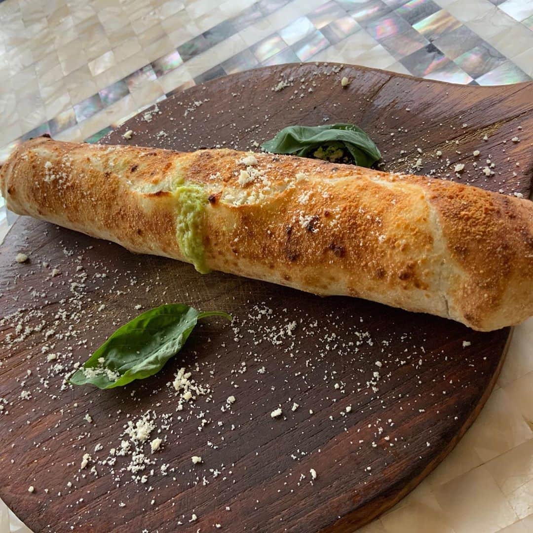ポジリポさんのインスタグラム写真 - (ポジリポInstagram)「今週のピッツァ、パスタのご案内です  〜Weekly Pizza〜 【ピッツァ アッロトラータ リピエーナ】 Pizza arrotolata ripiena   これはナポリのピッツェリアの店先に、アランチーニやゼッポリーニと一緒に陳列されるロール状のピッツァ。いわゆるソールフード。 丸いピッツァに比べ同じ生地を使ってますが甘味が増すのが特徴。  中身は ゴルゴンゾーラとナポリサラミと個性が強いもの、ここに粗めの枝豆のペストを 加え、まろやかに仕上げます。  枝豆は薪窯の輻射熱で芯から火入れをしているので ダメージも少なく豆の甘味を活かせます。 フォークとナイフで食べるのがイタリア流の楽しみ方‼︎ 是非‼︎ ・ ・ 〜Weekly Pasta〜 【ラグー ディ マーレ】  魚介のラグーを使った魚介の旨味たっぷりのパスタです。 ラグーはタコ、イカ、帆立、メカジキなどを細かく刻み 白ワインとあさりの出しでじっくり煮込んだものをソースにしてます。  イタリアの海沿いのレストランでは定番のソース。 いんげんの食感を加えてお出しします。 南イタリアの白ワインと合わせるとなお美味しいです‼︎ ・ ・ ※ランチタイムのチョイスでお選びいただけます #地域共通クーポン沖縄」8月24日 12時44分 - posillipo_okinawa