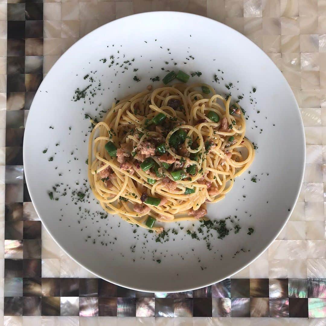 ポジリポさんのインスタグラム写真 - (ポジリポInstagram)「今週のピッツァ、パスタのご案内です  〜Weekly Pizza〜 【ピッツァ アッロトラータ リピエーナ】 Pizza arrotolata ripiena   これはナポリのピッツェリアの店先に、アランチーニやゼッポリーニと一緒に陳列されるロール状のピッツァ。いわゆるソールフード。 丸いピッツァに比べ同じ生地を使ってますが甘味が増すのが特徴。  中身は ゴルゴンゾーラとナポリサラミと個性が強いもの、ここに粗めの枝豆のペストを 加え、まろやかに仕上げます。  枝豆は薪窯の輻射熱で芯から火入れをしているので ダメージも少なく豆の甘味を活かせます。 フォークとナイフで食べるのがイタリア流の楽しみ方‼︎ 是非‼︎ ・ ・ 〜Weekly Pasta〜 【ラグー ディ マーレ】  魚介のラグーを使った魚介の旨味たっぷりのパスタです。 ラグーはタコ、イカ、帆立、メカジキなどを細かく刻み 白ワインとあさりの出しでじっくり煮込んだものをソースにしてます。  イタリアの海沿いのレストランでは定番のソース。 いんげんの食感を加えてお出しします。 南イタリアの白ワインと合わせるとなお美味しいです‼︎ ・ ・ ※ランチタイムのチョイスでお選びいただけます #地域共通クーポン沖縄」8月24日 12時44分 - posillipo_okinawa