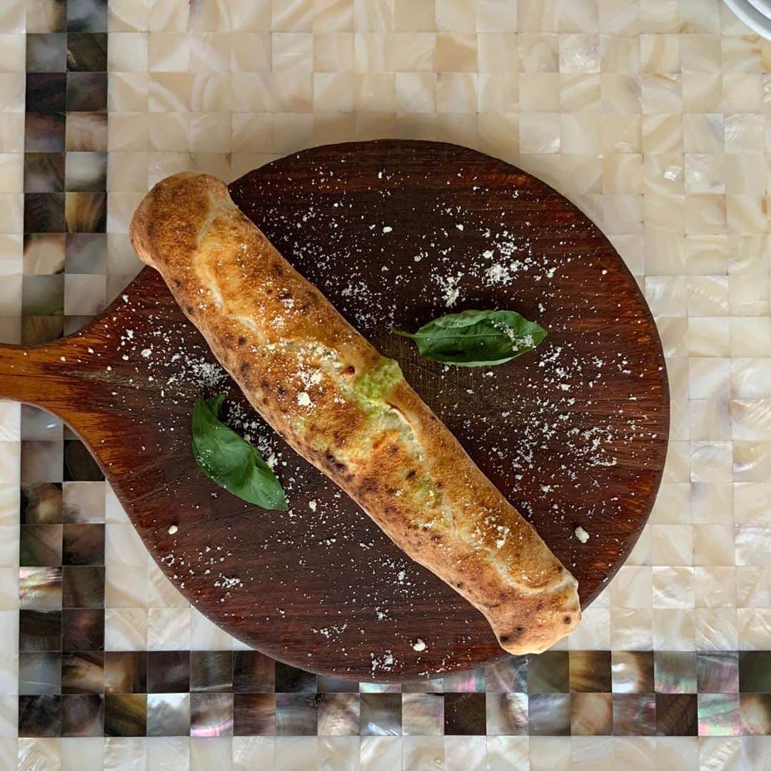 ポジリポさんのインスタグラム写真 - (ポジリポInstagram)「今週のピッツァ、パスタのご案内です  〜Weekly Pizza〜 【ピッツァ アッロトラータ リピエーナ】 Pizza arrotolata ripiena   これはナポリのピッツェリアの店先に、アランチーニやゼッポリーニと一緒に陳列されるロール状のピッツァ。いわゆるソールフード。 丸いピッツァに比べ同じ生地を使ってますが甘味が増すのが特徴。  中身は ゴルゴンゾーラとナポリサラミと個性が強いもの、ここに粗めの枝豆のペストを 加え、まろやかに仕上げます。  枝豆は薪窯の輻射熱で芯から火入れをしているので ダメージも少なく豆の甘味を活かせます。 フォークとナイフで食べるのがイタリア流の楽しみ方‼︎ 是非‼︎ ・ ・ 〜Weekly Pasta〜 【ラグー ディ マーレ】  魚介のラグーを使った魚介の旨味たっぷりのパスタです。 ラグーはタコ、イカ、帆立、メカジキなどを細かく刻み 白ワインとあさりの出しでじっくり煮込んだものをソースにしてます。  イタリアの海沿いのレストランでは定番のソース。 いんげんの食感を加えてお出しします。 南イタリアの白ワインと合わせるとなお美味しいです‼︎ ・ ・ ※ランチタイムのチョイスでお選びいただけます #地域共通クーポン沖縄」8月24日 12時44分 - posillipo_okinawa