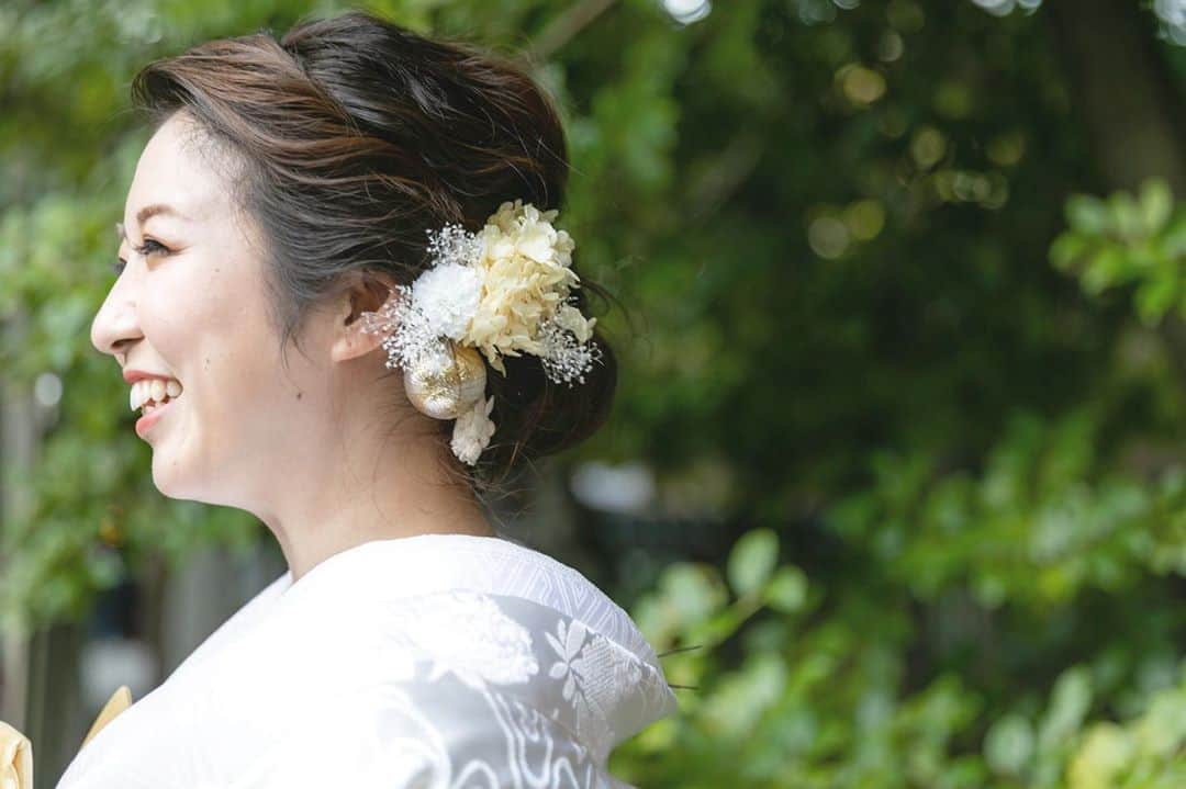 和婚スタイルさんのインスタグラム写真 - (和婚スタイルInstagram)「ㅤㅤㅤㅤㅤ #新緑 の中 ステキな笑顔と#ヘアアクセサリー が映えます🌿✨  ㅤㅤㅤㅤㅤ #和婚スタイル では毎日#相談会 を開催中❕  ㅤㅤㅤㅤㅤ 気になる#結婚式費用 や#ヘアメイク 、 #衣装 のことについても詳しくご説明いたします☺️❣️  ㅤㅤㅤㅤㅤ ご予約はプロフィールもしくはDMにて📝  ㅤㅤㅤㅤㅤ #和婚スタイル #和婚スタイル浅草 #浅草 #神社 #神前式 #プレ花嫁 #プレ花嫁さんと繋がりたい」8月24日 12時50分 - wakonstyle