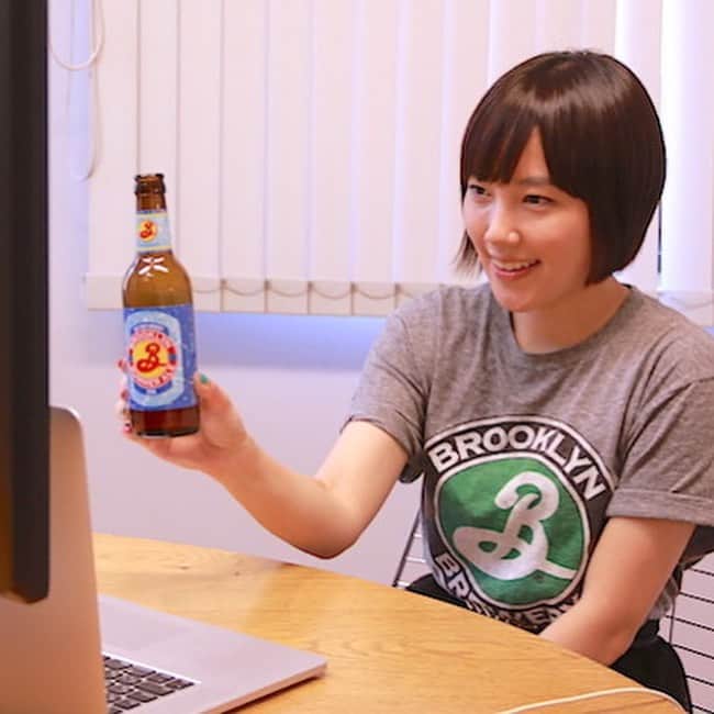 【ビール女子 -Beergirl.net-】さんのインスタグラム写真 - (【ビール女子 -Beergirl.net-】Instagram)「🍺ブルックリン・ブルワリーの魅力をみんなで深掘りしていく「ブルックリン・ブルワリー・ファンプロジェクト」﻿ ﻿ 👉第2回イベントでは、第1回に参加したプロジェクトメンバーに友達を誘っていただき、一緒にオンラインイベントに参加してもらいました！﻿ ﻿ 🍺画面越しに一緒にビアカクテルを作ったりオリジナルグッズの案を練ってみたり。ブルックリン・ブルワリーの多様なビールを飲みながら語らい、みんなで一緒にビールを飲むたのしさを体感しました！﻿ ﻿ 👉まだ2回目にも関わらず、ずっと知っている友達と話しているかのような終始なごやかな雰囲気！「リアルイベントをしたい！」という具体的な話が出たりなど、ビールを通して一人ひとりの距離が縮まったように感じました。﻿ ﻿ 🍺ブルックリン・ブルワリー・ファンプロジェクトのみなさんの投稿は、TwitterやInstagramで #ブルックリンブルワリー #ブルックリンファン #ビール女子 などをつけて発信しています。ぜひチェックしてみてください！﻿ ﻿ #ビール女子 #ビール #ビール好き #クラフトビール #クラフトビール飲み比べ #クラフトビール好き #ビール好きな人と繋がりたい #pr #beer #beergirl #craftbeer #Brooklynbrewery﻿」8月24日 12時52分 - beergirl_net