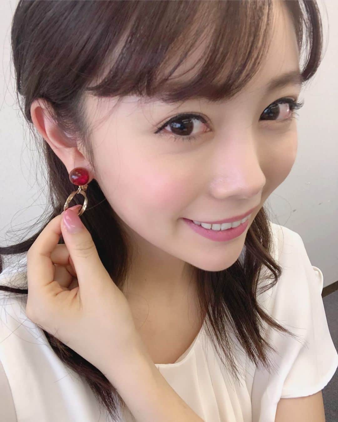 のインスタグラム：「友人からもらった手作りのイヤリングを付けてみました〜😆✨ とっても可愛くて、気分が上がります♪ #イヤリング #ハンドメイドアクセサリー #rkb毎日放送 #アナウンサー #辻満里奈」