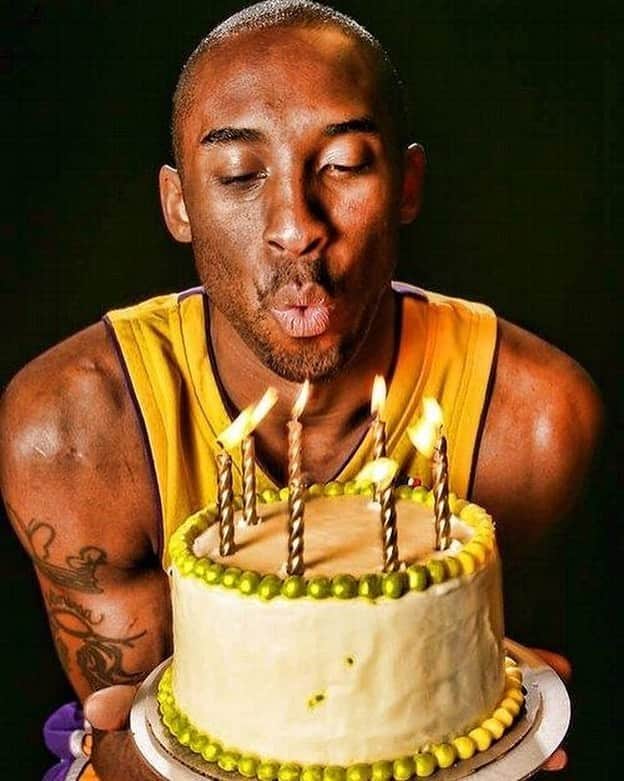 ファボラスのインスタグラム：「Happy Mamba Day 💜💛」
