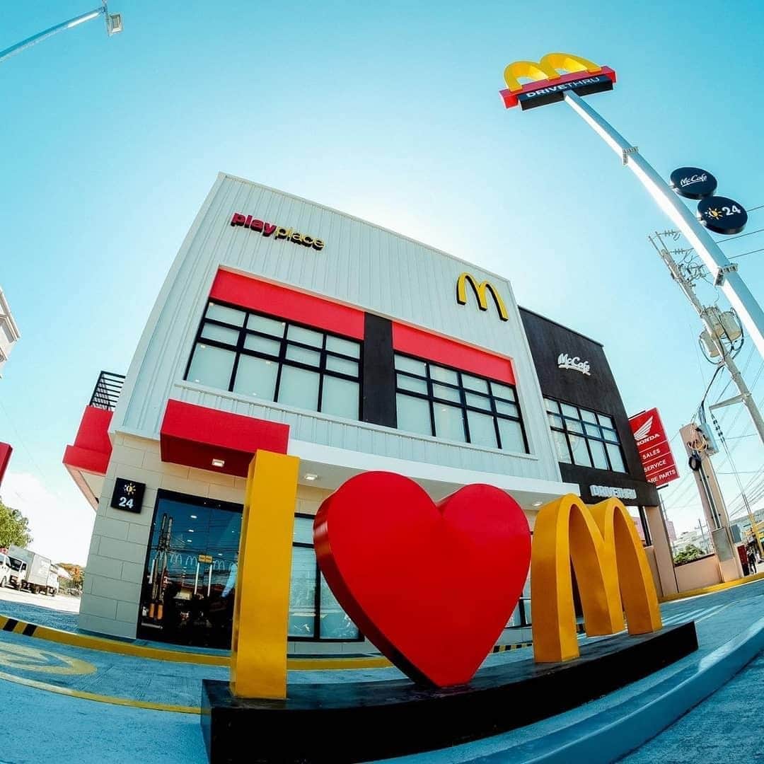 McDonald's Philippinesのインスタグラム：「Double tap if you get excited seeing our golden arches on the road! Thanks @iamshimalboroto for getting our good side with this awesome shot! 😄」