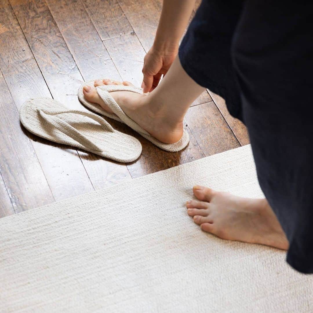 無印良品さんのインスタグラム写真 - (無印良品Instagram)「【今日の話題】家の中で、足元を心地良く守るスリッパ - 靴を脱いで、家に入る習慣を持つ日本。 外の汚れを室内に持ち込まないために生まれた日本のスリッパは、住宅様式の変化に合わせながら、今なお床や足を清潔に保つ役割を持っています。  さらに室内の汚れを広げないためにも廊下、キッチン、トイレなど、使う場所に合わせてはき替えることも効果的です。 夏にスリッパやルームサンダルをはくことで、床が皮脂で汚れるのを防ぎながら、天然素材が気持ち良く汗を吸い取り、足はさらさら快適に。冬には、あたたかな素材を使ったルームシューズが、足元を寒さから守ってくれます。 また、無印良品では、いろいろな大きさの足に合わせられる、サイズを用意しています。 - #無印良品 #MUJI #スリッパ #ルームサンダル」8月24日 13時00分 - muji_global