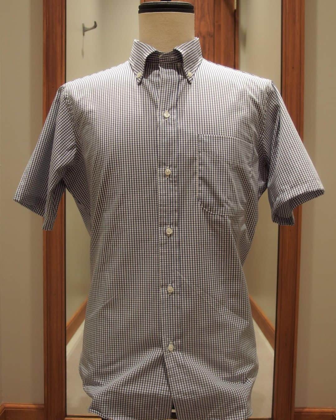 のインスタグラム：「FSC Recommend ITEM - DAIMARU SHINSAIBASHI﻿ ﻿ freemanssportingclub×individualizedshirts﻿ shirts : CLASSIC FIT B.D S/S﻿ Price:24,000+tax﻿  ※FREEMANS SPORTING CLUBでは店舗間での商品の入荷時期が異なる場合が御座います。予めご了承くださいませ。 ﻿ #freemanssportingclub  #freemanssportingclubosaka﻿ #barbershop﻿ #barber﻿ #individualizedshirts﻿ #menswear﻿ #mensclothing﻿ #mensfashion」