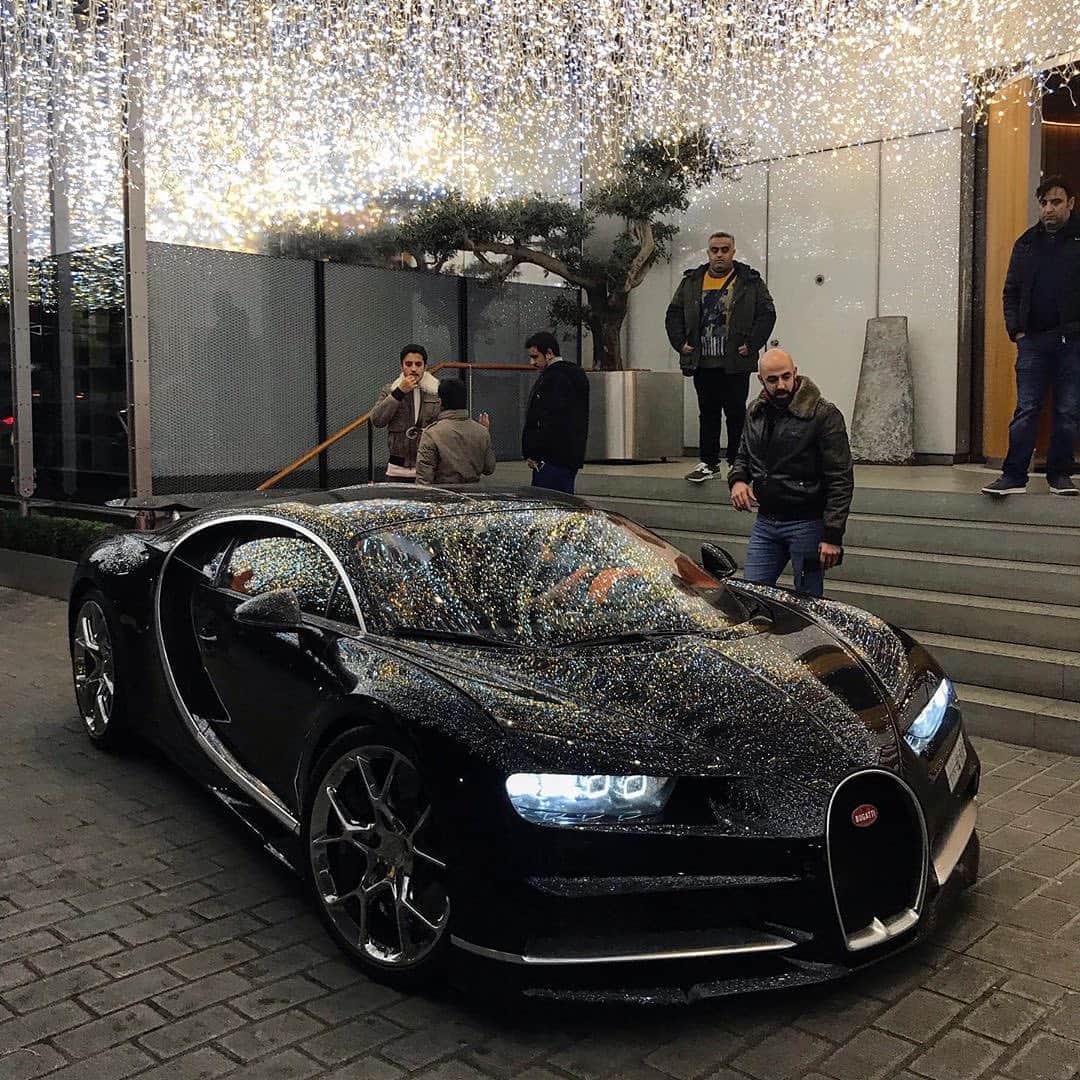CARLiFESTYLEさんのインスタグラム写真 - (CARLiFESTYLEInstagram)「Bugatti Chiron or $3,000,000 cash? Photo by @tim.spot #carlifestyle」8月24日 13時01分 - carlifestyle