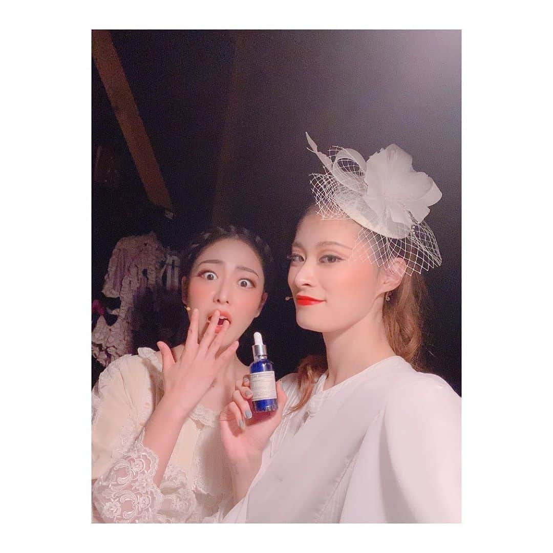 夢月せらさんのインスタグラム写真 - (夢月せらInstagram)「思ひ出②ツーショットシリーズ!! ・ #渡辺大輔 さん ずっと共演してみたいと思っていた方。お芝居、歌、稽古場から学ぶ事ばかりでした。普段はとても明るく楽しい大輔さん✨千秋楽こカテコでアンサンブル紹介して下さる…優しさに溢れている😭 ・ #川崎麻世 さん 舞台裏でいつも話しかけてくださるおちゃめなまよさん🤣こんな大先輩とあんなに楽しくお話出来たなんて🥺きっと、まよさんは私の顔と名前一致して下さってると信じてます笑 ・ #廣瀬智紀 氏 エロイーズの旦那様。エロイーズ以外にも転換で一緒に出ていく「ひとつの風景」の場面で、毎回袖でボケ倒す4人組のリーダーでした笑 こんなオモロい人だとは思ってなかったよ🤣 ・ #千田京平 くん 私は彼の事をぐっちと呼んでいるのですが。笑 ぐっちもまたすんごいいい子でもっと色々話したかったなーと。カンパニーから貰った誕生日プレゼント👕着て楽屋で📷✨ ・ #伊藤裕一 さまさま 5、6年の仲。久々の共演本当に楽しかったなー。何回かに1回本当に刺してくるいとちゅー😑わすれないからね💀笑  #富田麻帆 さん 殺陣やエデのナンバーで少し絡めたまほさん😊普段からとっても可愛らしい😆マリーエデはほぼ出ずっぱりで会えなかったからまほさんとももっと色々お話したかったなー ・ #松浦雅 ちゃん 同じ匂いを感じる…笑 稽古場はほぼ会わなかったのに明治座からの帰り道が一緒で意気投合したおもろい奴w さすが関西人w ・ #十碧れいや さん れなさんれなさんれなさんれなさんれなさんれなさんれなさんれなさん!!!!!  #空乃みゆ さん みゆさんみゆさんみゆさんみゆさんみゆさんみゆさんみゆさんみゆさん!!!!!  #安里唯 ちゃん 可愛いの一言w ダンス本当にお世話になりました笑 あんりのかわいさに楽屋がホンワカしてたよ😍😍😍」8月24日 13時07分 - seramutsuki