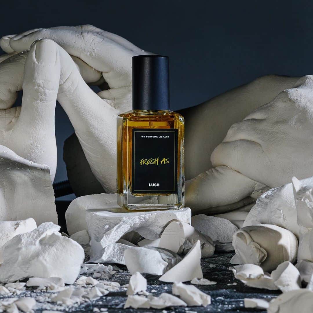 ラッシュジャパンのインスタグラム：「#LushSpa の新しいコース『ルネサンス』の登場に合わせてオンラインショップで限定発売していた香水も残りあとわずか。  みなさんはどの香りを選びましたか？ 香りを試した感想を教えてくださいね💬  『ルネサンス』の施術が始まる9月1日には、スパ併設店の新宿店　@lush_shinjuku ・京都四条通り店 @lushspa_kyoto のみ限定で100mlサイズが発売となります。  セラピストと一緒に、香りに包まれるマインドフルな時間を過ごすヒントを見つけにきてください🔮  #マインドフルネス #香水 #ラッシュスパ #スパ」