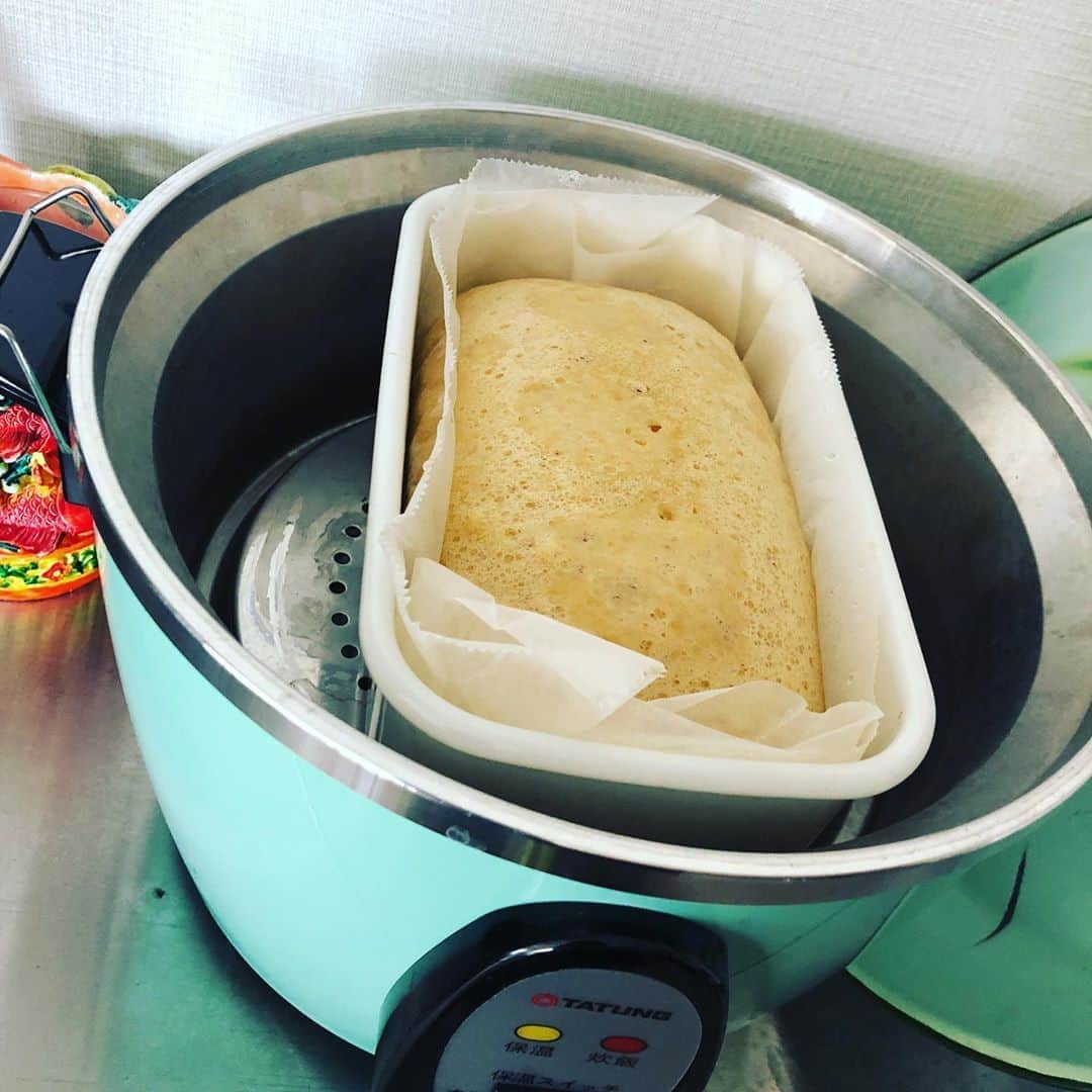 池田有希子のインスタグラム：「今日の #電鍋料理 はマーラーカオ！ついでに上でお芋をふかしてます。#電鍋 が蒸気でカタカタするのが好き過ぎてギター持って待機するモーリー🤣  そしてご覧下さい…マーラーカオがめっちゃraiseしました。そして美味しい。多幸感。」