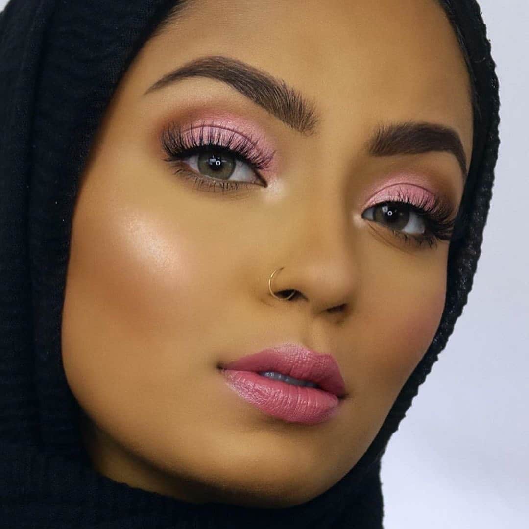 Benefit Cosmeticsさんのインスタグラム写真 - (Benefit CosmeticsInstagram)「@hijabadore is a sight to behold! 💗 She builds her brows using our #goofproofbrowpencil in shade 4.5! #regram #friendswithbenefit」8月24日 13時03分 - benefitcosmetics