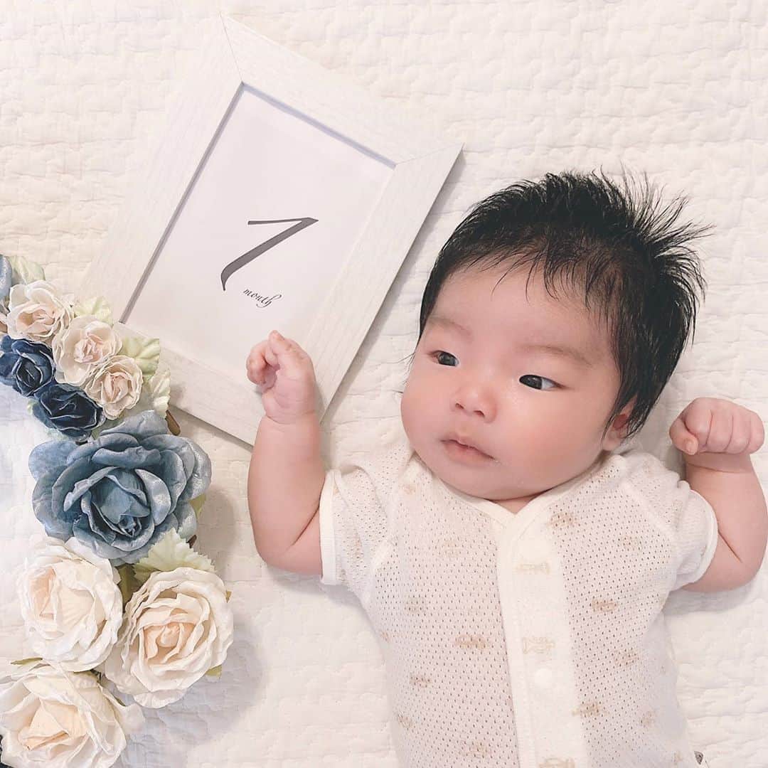 さっぴちゃんのインスタグラム：「... ... 𝟏 𝐦𝐨𝐧𝐭𝐡 ... ... . やっほ♡僕ちん1ヶ月になったよ〜👶🏼🖤 ぷくぷくの髪の毛ふっさふさ〜♡♡♡(笑) . そして日に日にたくちゃんそっくりに なってきて愛おしいったらありゃしない🤦‍♀️❤︎ . 3426g→4417g . 夜〜朝までずっと泣いてて抱っこじゃないと ダメだった1ヶ月間だったけど、日中は本当に 良く寝てくれるおかげであかりの相手ができた🥺 . 日中はあかりの相手で夜〜朝まではがっくん、 全然眠れない毎日だったけど 1ヶ月過ぎてからは夜も3時間くらいずつ 寝てくれて、日中起きてる時間が増えてきたから 遊んだり、あかりと一緒におむつ替えたり ミルクあげたり〜ってお世話してみたり♡♡ . 新生児を育てる楽しさと、がっくんの可愛さと あかりもこんなに小さかったな〜って色んな事を 思い出して、お姉ちゃんしてくれるあかりの 成長ぶりが見れたり、2人育児は大変さも2倍 可愛さ無限大で毎日幸せすぎる👶🏼👧🏼♡♡♡ . これからもすくすく大きくなってねがっくん❤︎ . . ………………………………(♡)……………………………… .」