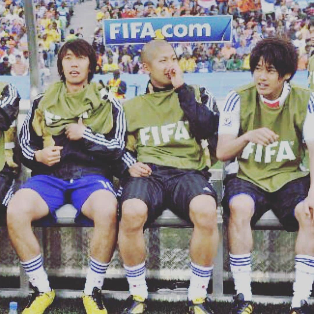 森本貴幸さんのインスタグラム写真 - (森本貴幸Instagram)「He is a great soccer player and a great man. Thank you so much! #内田篤人#鹿島アントラーズ#シャルケ04 #ウニオンベルリン#日本代表 #膝手術して川崎の病院入院してるとこ弱虫ペダル全巻持ってわざわざお見舞いに来てくれた漢」8月24日 13時14分 - morimototakayuki9