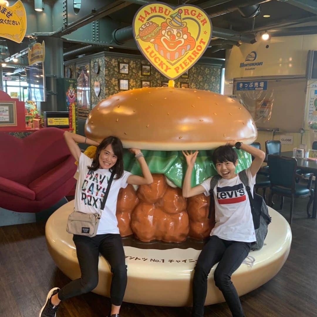 萩谷楓さんのインスタグラム写真 - (萩谷楓Instagram)「セイコーGGP→北海道🍈  日本にはこんなにも安くて美味しい🍔があんのか。  #ラッキーピエロ #チャイニーズチキンバーガー」8月24日 13時07分 - hagichan1010