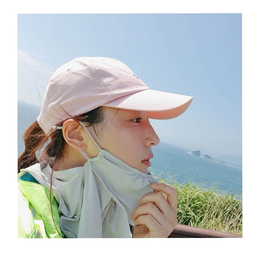 チョン・ダへさんのインスタグラム写真 - (チョン・ダへInstagram)「오늘은 우리집 뒷산인  송악산 둘레길을 사람없는 시간에 살짝 돌고 왔어요.🏃‍♀️🏃‍♀️ ᆞ ᆞ 울엄마.. 초반에 자리잡는 것만 보고 서울 올라가시려다. 지네에 진저리치는 덜렁이가 타지에서 살아갈 일이 걱정되서 아직도 붙잡혀있는  울어무이..🥰 (곧 보내는 드릴께...😅)  좋은곳 사람모이는 곳은 못 모시고 가도  오늘처럼 이렇게 함께 걸으며 열심히 개인사진사 해드리고 왔네요 (개인사진사가 사진 못 찍는건 함정🤭) ᆞ 제주도가 좋아지고 있는 요즘... #딸래in제주 #제주도민 #제주살이 #동네뒷산 #송악산 #엄마사랑해😘  #바람이점점쎄지는중 #태풍아제발🙌」8月24日 13時08分 - ddallae