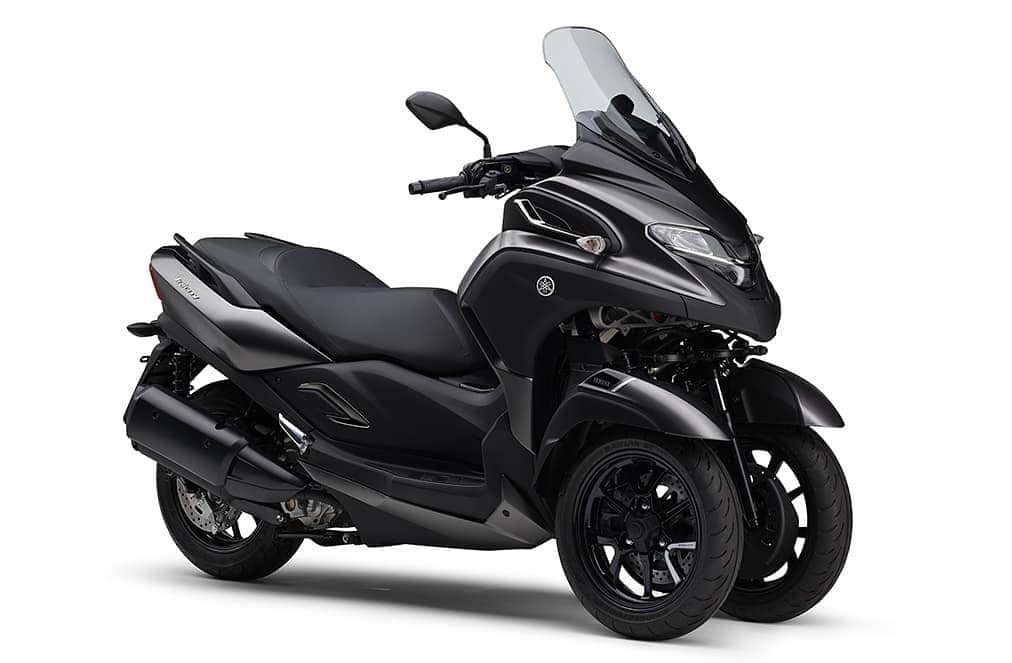 ヤマハ バイクさんのインスタグラム写真 - (ヤマハ バイクInstagram)「ヤマハ発動機株式会社は、水冷・4ストローク・SOHC・単気筒・4バルブ・292cm3“BLUE CORE(ブルーコア)”エンジンを搭載するLMWの新製品「TRICITY300 ABS」を9月30日に発売します。﻿ ﻿ 「TRICITY300 ABS」は、“The Smartest Commuting Way”をコンセプトに開発しました。旋回時の優れた安定感や自然なハンドリングを生み出すLMWテクノロジーやパワフルで環境性能に優れる“BLUE CORE”エンジンなどにより、日常的な通勤・通学や都市の移動に安心感と快適性をもたらします。また、車両の自立をアシストする「スタンディングアシスト」を当社市販モデルで初採用しました。﻿ ﻿ 主な特長は、1）快適な乗り味を支えるステアリング機構“LMWアッカーマン・ジオメトリ”、2）停車時や押し歩き時に便利な「スタンディングアシスト」、3）市街地での使用に配慮した“BLUE CORE”エンジン、4）安定感としなやかさをもたらす新フレーム、5）“Y”をモチーフにした進化したブランドアイコン、6）アクティブでスマートなスタイリング、7）制動時の車体挙動を穏やかにするABSとUBS、などです。  「私には、私の流儀がある」 メーカー希望小売価格 957,000円 [消費税10%含む]（本体価格 870,000円） 発売日：2020年9月30日 ﻿ #YAMAHAが美しい #TRICITY300 #TRICITY #トリシティ300 #トリシティ #yamahatricity300 #LMW #leaningmultiwheel #newmotorcycle #newscooter ﻿」8月24日 13時08分 - yamaha_bike