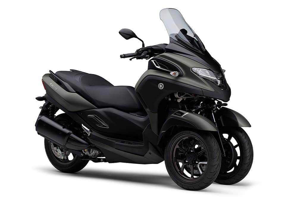 ヤマハ バイクさんのインスタグラム写真 - (ヤマハ バイクInstagram)「ヤマハ発動機株式会社は、水冷・4ストローク・SOHC・単気筒・4バルブ・292cm3“BLUE CORE(ブルーコア)”エンジンを搭載するLMWの新製品「TRICITY300 ABS」を9月30日に発売します。﻿ ﻿ 「TRICITY300 ABS」は、“The Smartest Commuting Way”をコンセプトに開発しました。旋回時の優れた安定感や自然なハンドリングを生み出すLMWテクノロジーやパワフルで環境性能に優れる“BLUE CORE”エンジンなどにより、日常的な通勤・通学や都市の移動に安心感と快適性をもたらします。また、車両の自立をアシストする「スタンディングアシスト」を当社市販モデルで初採用しました。﻿ ﻿ 主な特長は、1）快適な乗り味を支えるステアリング機構“LMWアッカーマン・ジオメトリ”、2）停車時や押し歩き時に便利な「スタンディングアシスト」、3）市街地での使用に配慮した“BLUE CORE”エンジン、4）安定感としなやかさをもたらす新フレーム、5）“Y”をモチーフにした進化したブランドアイコン、6）アクティブでスマートなスタイリング、7）制動時の車体挙動を穏やかにするABSとUBS、などです。  「私には、私の流儀がある」 メーカー希望小売価格 957,000円 [消費税10%含む]（本体価格 870,000円） 発売日：2020年9月30日 ﻿ #YAMAHAが美しい #TRICITY300 #TRICITY #トリシティ300 #トリシティ #yamahatricity300 #LMW #leaningmultiwheel #newmotorcycle #newscooter ﻿」8月24日 13時08分 - yamaha_bike