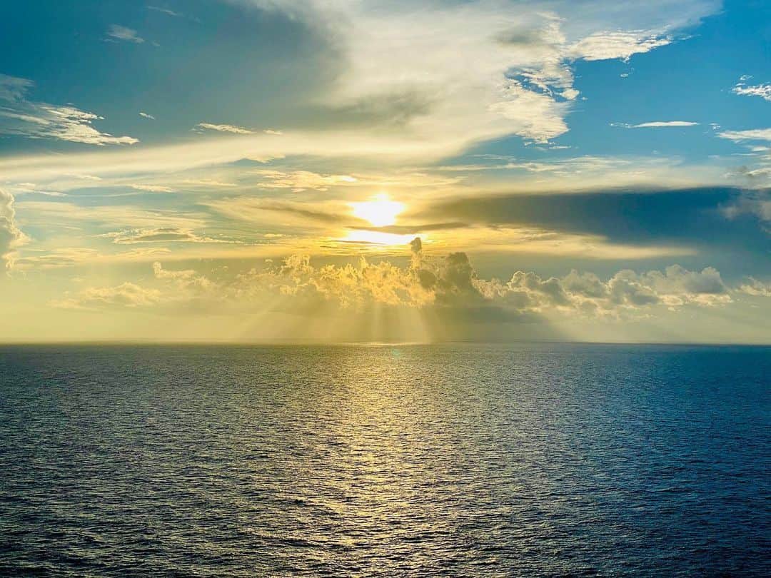 のインスタグラム：「日本で最後に沈む夕日、エモい」