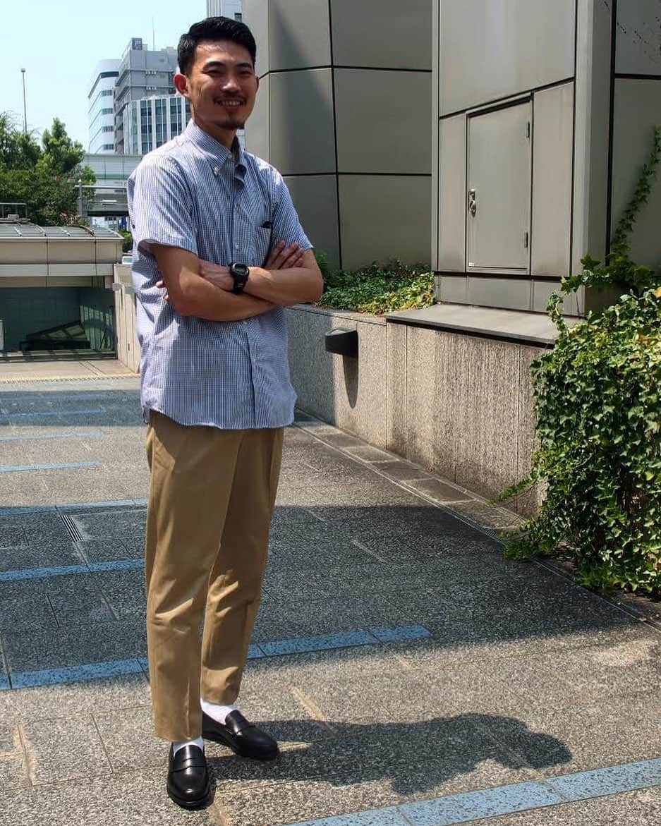 のインスタグラム：「FSC STAFF STYLE - DAIMARU SHINSAIBASHI﻿ ﻿ Shirt:CLASSICFIT B.D S/S #freemanssportingclub×#individualizedshirts﻿ Pants: 1 PLEATS PANTS #freemanssportingclub﻿ Shoes: BOSTON2 #crokettandjones﻿ ﻿  ※FREEMANS SPORTING CLUBでは店舗間での商品の入荷時期が異なる場合が御座います。予めご了承くださいませ。  #freemanssportingclubosaka﻿ #barbershop﻿ #barber﻿ #individualizedshirts﻿ #crokettandjones﻿ #mensfashion﻿ #mensstyle﻿ #mensclothing」