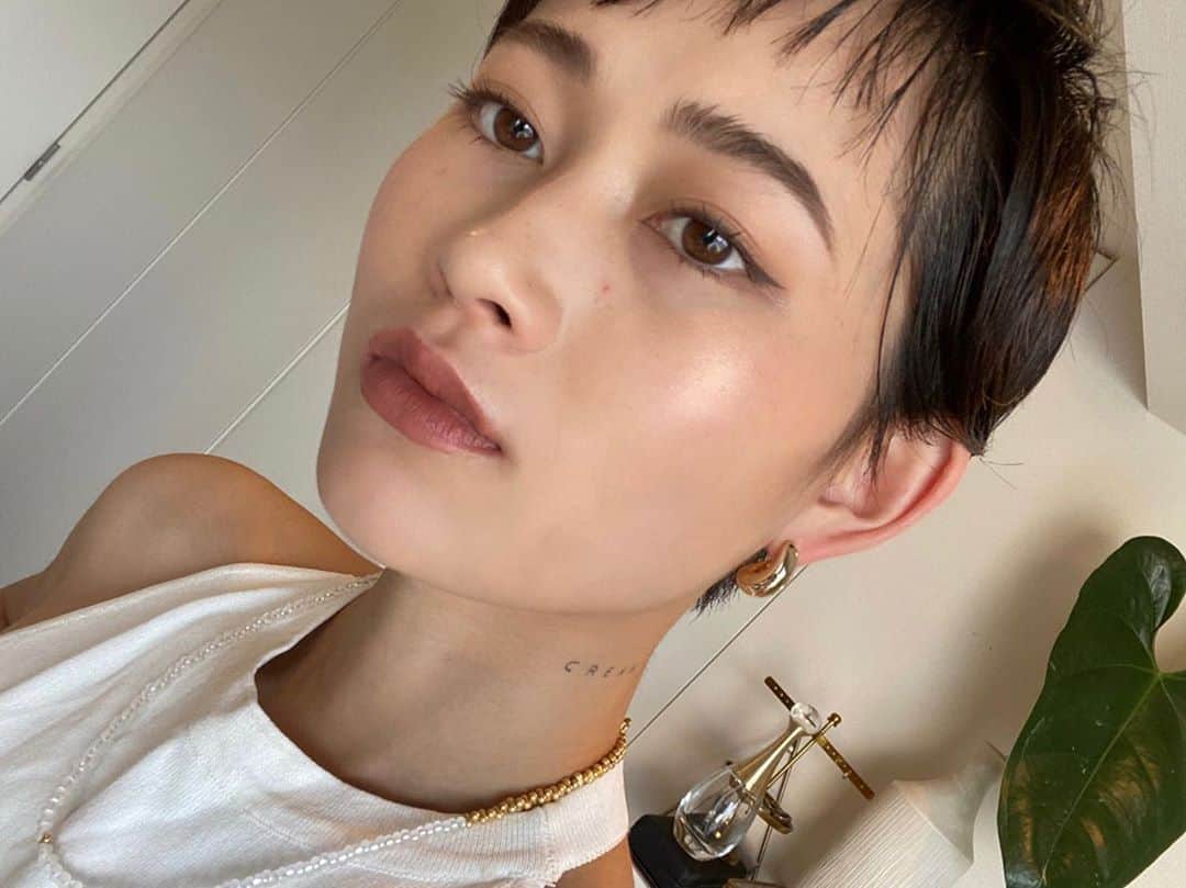 江井櫻子のインスタグラム：「眉毛トップコート買いました。 ネックレス自分で作りました。お気に入りです😇」