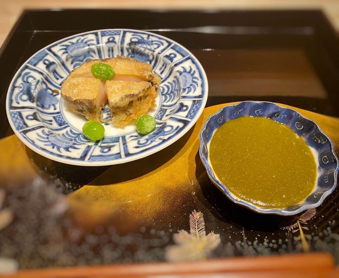 香西かおりのインスタグラム：「. 肉厚なアワビを天ぷらで。 肝ソースで頂く贅沢な味わいでした🤤 . #鮑 #アワビ #天ぷら #香西かおり #飯スタグラム」