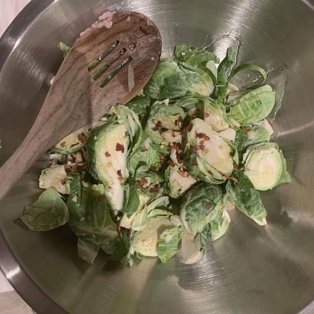 レディー・ガガさんのインスタグラム写真 - (レディー・ガガInstagram)「I put rosé in my Bolognese. Making dinner with love🌹and some spicy Italian gravy. Love to everyone!! 🍽🍷 🧊🥃🍾 mangia !!!!!! Xxxxxxoooooxoooo🥂 I love connecting with my culture with someone I love ❤️❤️❤️❤️❤️」8月24日 13時25分 - ladygaga