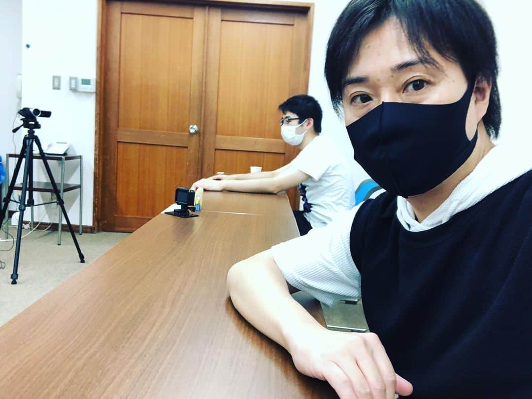 あつひろのインスタグラム：「今日もゴスケとの会話には距離感あるw  てか、 謎の儀式やってるんやけどwww  #アセチルシアター #YouTube  #撮影  #罰ゲーム #あつひろ #ゴスケ #SHiN #ソーシャルディスタンス」