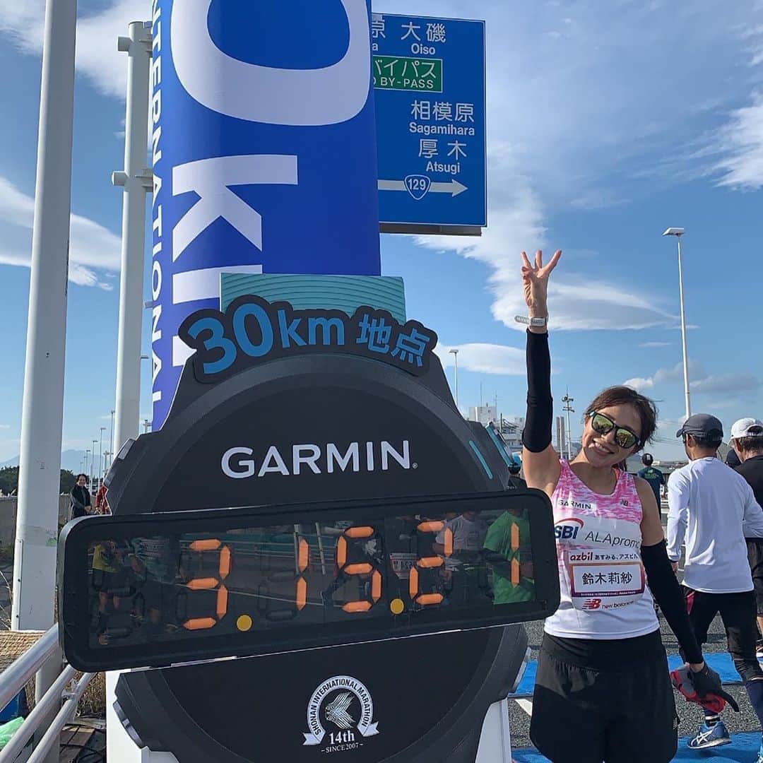 鈴木莉紗さんのインスタグラム写真 - (鈴木莉紗Instagram)「💡オンラインイベントのお知らせ💡 #莉紗runクラブ の部員さんが増えてきました✨✨ 皆さま、ありがとうございます😊 わたしは来月10kmのレースへ出場します。 最近トレーニングをがんばれているのも、この目標があるから🙌 今の走力だと入賞は難しいと思うのですが、記録って残るのでちゃんと走りたいって思いますね😂 ・ わたしが出場するレースは9月21日(月)にあるのですが、当日オンラインイベントで「10kmランニング」をしたいと思います🏃‍♀️💨 時間やコース、走る強度は自由です✨ ご参加希望の方はお気軽に#莉紗runクラブ のハッシュタグをつけて、走った結果をご投稿ください。 フォロワーさんのもとへコメントしに行きまーす🏃‍♀️  #ランニング #ランニング女子 #朝ラン #莉紗runクラブ #産後ダイエット #産後ダイエット部 #ダイエット #減量 #ママランナー #産後トレーニング #産後3ヶ月  #garmin #foreathlete245music #rxl #アールエル #ランニングウェア #莉紗runコーデ  #加圧トレーニングジムdeux #加圧トレーニング #自由が丘 #加圧インストラクター #パーソナルトレーナー  #マラソン大会」8月24日 13時46分 - suzuki__lisa