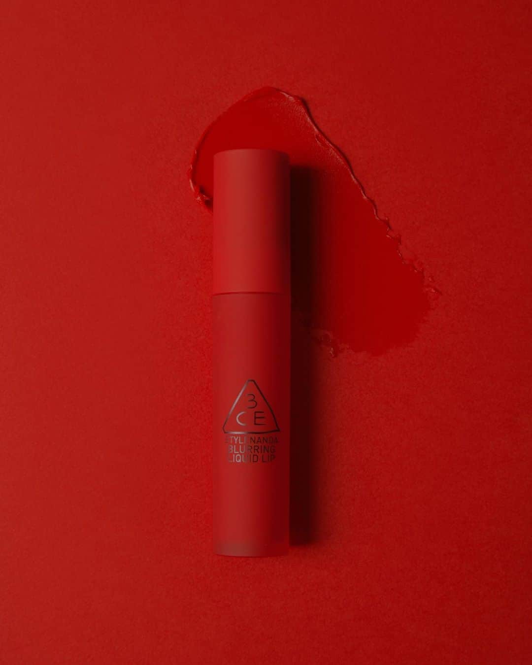 3CE Official Instagramさんのインスタグラム写真 - (3CE Official InstagramInstagram)「#3CE_NEW 3CE BLURRING LIQUID LIP #START_NOW 단숨에 시선을 사로 잡는 리얼 레드💋 #블러필터로 보정한 것처럼 베일에 싸인 듯한 립 메이크업 - Real red color that catches the eye💋 Like apply to #Blurfilter, smoothly liquid lip with no space. #3CE #3CEBLURRINGLIQUIDLIP」8月24日 13時47分 - 3ce_official