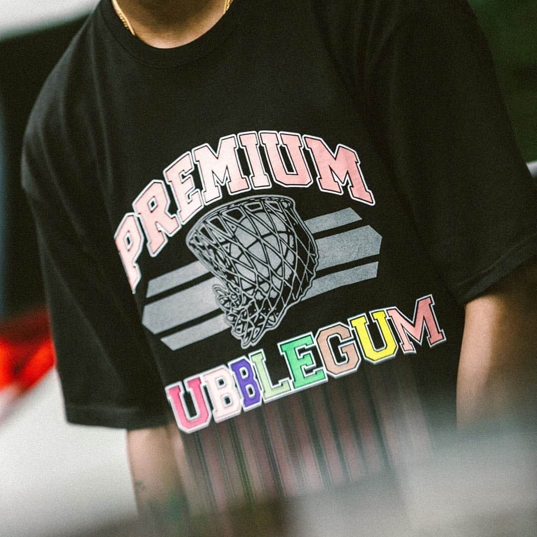 HYPEBEASTさんのインスタグラム写真 - (HYPEBEASTInstagram)「@hypebeaststyle: Los Angeles-based imprint @bubblegum.us has readied a hi-vis take on its signature design. Exclusive to @hbx, the latest limited release is available in three colorways of “Blue,” “Black” and “White” and is centered around the reimagined take on Kanye West’s Pastelle graphic. Find all three versions now at HBX for $90 USD each.⁠⠀ Photo: HBX」8月24日 13時48分 - hypebeast