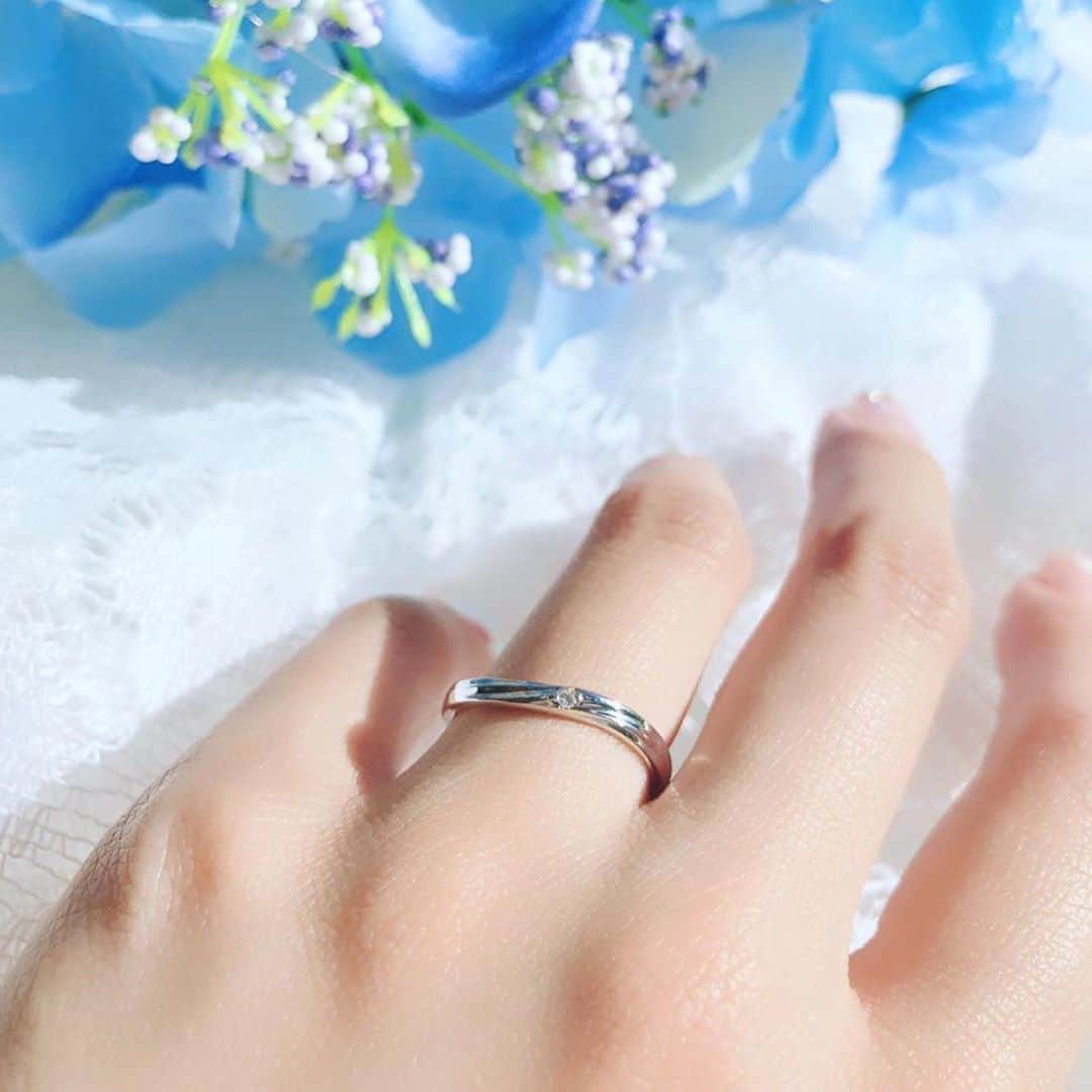 JKプラネット銀座.表参道.福岡|結婚指輪セレクトショップさんのインスタグラム写真 - (JKプラネット銀座.表参道.福岡|結婚指輪セレクトショップInstagram)「💍 @jkplanet.jewelry Something Blue[ サムシングブルー] デザイン名 Fine day SB-828, 829 ”Fine Day” 太陽が降り注ぐ場所。ふたりで築く新しい毎日がいつも明るく温かな光であふれるように…。 指を綺麗に見せてくれる細身のウェーブが、やわらかな印象を与えてくれます。 Something Blueのリングはそれぞれのデザインに合った内甲丸仕上げを採用しています✨リングの内側に丸みをもたせ、指に触れる部分のカドを少なくすることで指馴染みの良い着け心地になっています💍 《Something Blue》結婚式の日に何か青いものを身につけた花嫁は幸せになれると言われています。ヨーロッパで古くから伝えられてきたおまじない「サムシングブルー」になぞらえて、指輪の内側には青く澄んだブルーサファイアをセッティングしています💎永遠の幸せをおふたりに…♪ . ⇩JKPlanet SHOP LIST⇩ 銀座本店・表参道店・横浜元町店・福岡天神店・熊本上通店・鹿児島天文館店  #JKPlanet #JKプラネット #結婚指輪のセレクトショップ　 #結婚指輪JKPlanet #銀座結婚指輪 #表参道結婚指輪  #横浜結婚指輪 #福岡結婚指輪 #熊本結婚指輪#鹿児島結婚指輪 #結婚指輪名古屋 #SomethingBlue #サムシングブルー #マリッジリング #結婚指輪 #プロポーズ #ブライダルリング #ブライダルジュエリー #リング #プレ花嫁 #結婚指輪探し #結婚指輪選び #weddingring #jewelry」8月24日 13時52分 - jkplanet.jewelry