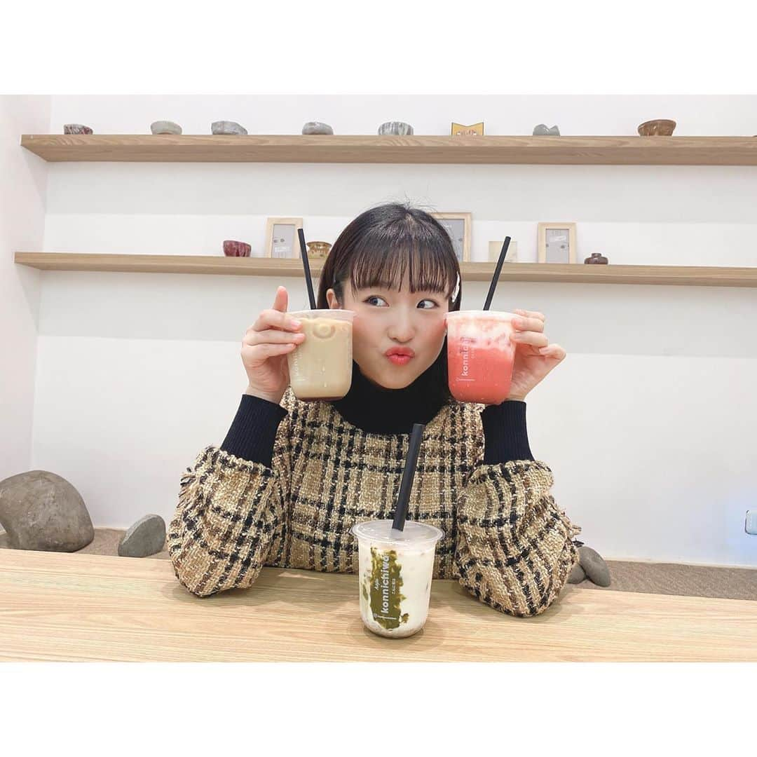 仲川遥香さんのインスタグラム写真 - (仲川遥香Instagram)「Hi guys, hari ini aku lagi ada dicabang terbaru kopi konnichiwa yaitu kopi konnichiwa muara karang⭐️ Hari ini mereka launch menu terbaru loh,Nama menunya unik banget!!! - Natsu Latte - Shirakawa Latte - Hokkaido Latte Dan menu baru ini terispirasi dari cake loh,kreatif banget ya🥰❤️Favorit aku adalah Shirakawa Latte karena rasanya yg unik dan ada granolanya😋 Btw,kalian uda pada bisa cobain menunya hari ini,di seluruh cabang kopi konnichiwa,kalian juga bisa order new menu ini melalui aplikasi Grabfood/Gofood juga!! Yuk cobain sekarang,aku yakin kalian bakal ketagihan!!! @kopikonnichiwa   ジャカルタに住んでる皆さん！ コピコンニチハに行ったことありますか？😍いろんなメニューがあって新メニューも今日からオーダーできるそうです！！お家らからオーダーするのもあり🤩でもお店に行くのもありですよ！店内とっても可愛くてインスタ映えスポットがたくさんあります😘是非皆さん行ってみてね🥳❤️  #KopiKonnichiwa #CakeSeries  #indonesia #jakarta #japan #kopi #harukanakagawa #インドネシアタレント #インドネシア #ジャカルタ #ジャカルタ生活 #仲川遥香」8月24日 13時54分 - haruuuu_chan