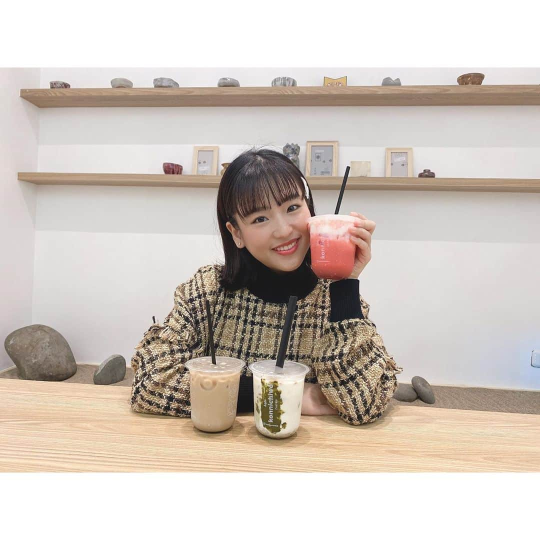 仲川遥香さんのインスタグラム写真 - (仲川遥香Instagram)「Hi guys, hari ini aku lagi ada dicabang terbaru kopi konnichiwa yaitu kopi konnichiwa muara karang⭐️ Hari ini mereka launch menu terbaru loh,Nama menunya unik banget!!! - Natsu Latte - Shirakawa Latte - Hokkaido Latte Dan menu baru ini terispirasi dari cake loh,kreatif banget ya🥰❤️Favorit aku adalah Shirakawa Latte karena rasanya yg unik dan ada granolanya😋 Btw,kalian uda pada bisa cobain menunya hari ini,di seluruh cabang kopi konnichiwa,kalian juga bisa order new menu ini melalui aplikasi Grabfood/Gofood juga!! Yuk cobain sekarang,aku yakin kalian bakal ketagihan!!! @kopikonnichiwa   ジャカルタに住んでる皆さん！ コピコンニチハに行ったことありますか？😍いろんなメニューがあって新メニューも今日からオーダーできるそうです！！お家らからオーダーするのもあり🤩でもお店に行くのもありですよ！店内とっても可愛くてインスタ映えスポットがたくさんあります😘是非皆さん行ってみてね🥳❤️  #KopiKonnichiwa #CakeSeries  #indonesia #jakarta #japan #kopi #harukanakagawa #インドネシアタレント #インドネシア #ジャカルタ #ジャカルタ生活 #仲川遥香」8月24日 13時54分 - haruuuu_chan