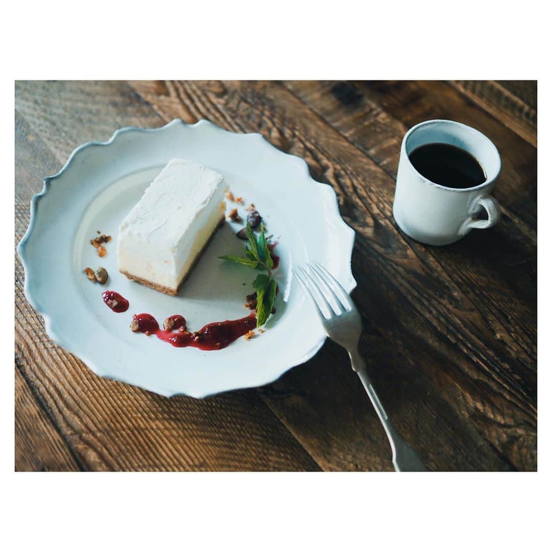 高山都さんのインスタグラム写真 - (高山都Instagram)「毎日、白いものばっか食べている気がする今年の夏。 おやつにチーズケーキ。 アスティエのお皿とカップは自分の機嫌を取るのに手っ取り早いセットだなー。 使うだけで気分がいいし、そんな存在が近くにあるのも嬉しい。 はまねぇ @satsukihamakawa が教えてくれた　@megan_bar_patisserie の美しいケーキは午後の原稿書きのお供です。 酸が柔らかくて、クリーミーで、底のクッキーはサクサクでおいしいー♡ 夏が終わる前に書き終われるのか…がんばろう。」8月24日 13時56分 - miyare38