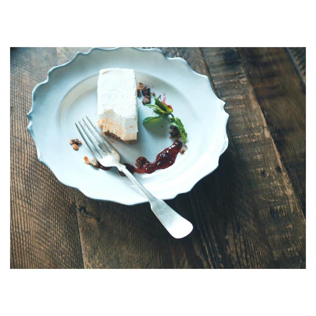 高山都さんのインスタグラム写真 - (高山都Instagram)「毎日、白いものばっか食べている気がする今年の夏。 おやつにチーズケーキ。 アスティエのお皿とカップは自分の機嫌を取るのに手っ取り早いセットだなー。 使うだけで気分がいいし、そんな存在が近くにあるのも嬉しい。 はまねぇ @satsukihamakawa が教えてくれた　@megan_bar_patisserie の美しいケーキは午後の原稿書きのお供です。 酸が柔らかくて、クリーミーで、底のクッキーはサクサクでおいしいー♡ 夏が終わる前に書き終われるのか…がんばろう。」8月24日 13時56分 - miyare38