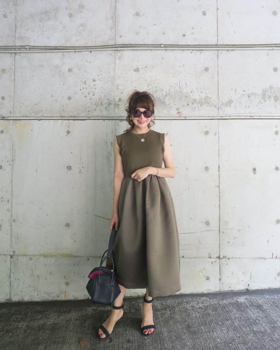 Mai Wakimizuのインスタグラム：「めちゃくちゃ可愛いワンピースが完成しました♡(自画自賛。笑)まだ暑い、でも少しずつ秋を取り入れたい！そんな今の時期にパーフェクトなキルトステッチワンピ♡トップス部分は、カットソー生地なのでTシャツ感覚。スカート部分は、高めのウエスト位置から出るボリュームのおかげで足長効果、更にヒールを合わせると効果倍増！(久しぶりにヒールを履くとやっぱり気持ちが違う！)ボリューミーなのにとっても軽いなのも嬉しいポイント♡カラーはkhakiとblackで秋に絶対使える2色＼(^o^)／自信作過ぎてアピールしたいことが山盛り♡笑 私自身凄く気に入っていて、この秋1番のお勧めワンピースです♡ #wakkinstyle#ootd#coordinate#ママコーデ outer:#linkable @linkable_official(今週27日〜予約販売予定) dress:#linkable @linkable_official(今週27日発売予定) bag:#hermes shoes:#gianvitorossi  sunglasses:#zara」
