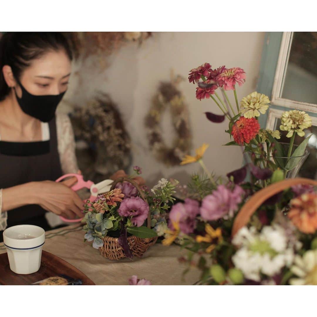太田彩乃のインスタグラム：「Flower Lesson🥀 生花には生花の表情があって 良さもあって楽しかったなぁ🧡  可愛いお花に癒されながらも かなり集中してたみたい。笑 先生がレッスン中の写真を撮っていてくれて、後で送ってくれたのですが… 真剣な表情にびっくり🤭 . . #フラワーレッスン #フラワーアレンジメント #flowerlesson #お花のある暮らし #マロンパピエ #marronpapiertokyo #marronpapier #flowerarrengement」
