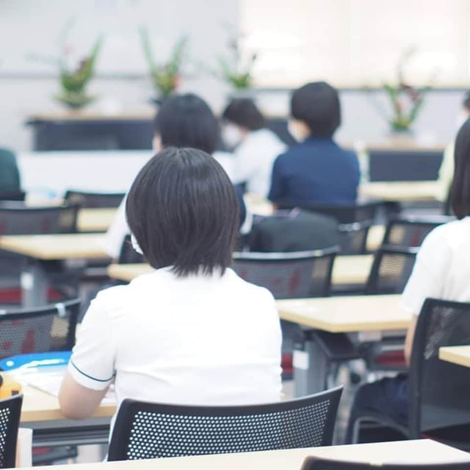 福岡女子短期大学さんのインスタグラム写真 - (福岡女子短期大学Instagram)「こんにちは、福岡女子短期大学です。 . 8月22日(土）「オープンキャンパス（来校型）」にて文化教養学科【体験授業】華道~入門講座~を実施しました。 . 華道~入門講座~では池坊流の歴史を紹介。生活の中の美を「生け花」の視点からクローズアップしました。参加いただいた皆様ありがとうございました。 . 文化教養学科の情報は、#福岡女子短期大学文化教養学科 ←こちらのハッシュタグをご覧ください。 . 「オープンキャンパス（来校型）」は今年度最後になりましたが、下記の個別学校見学（http://www.fukuoka-wjc.ac.jp/entrance/opencampus.html） やLINE・ZOOMによる個別相談も行っております。お気軽にご参加ください . LINE個別相談：https://page.line.me/fukuoka-wjc ZOOM個別相談：https://entry.s-axol.jp/fukuoka-wjc/step0?f=24 （※）ZOOMはカメラオフでの参加可 . =======[ お知らせ ]======= 福岡女子短期大学の資料（2021大学案内📕）を無料送付中です。本学ホームページ📲（http://www.fukuoka-wjc.ac.jp/siryo.html） からお気軽に申し込みください🌟 ======================= 子ども学科/健康栄養学科 音楽科/文化教養学科 福岡女子短期大学 住所：‪‪‪‪福岡県太宰府市五条四丁目16番‬1号‬‬‬ tel：‪‪‪092-922-4034‬‬‬（代表） . #福岡女子短期大学　#文化教養学科　#オープンキャンパス　#オーキャン　#学校見学　#体験授業　#日本文化」8月24日 14時04分 - fukuoka_wjc