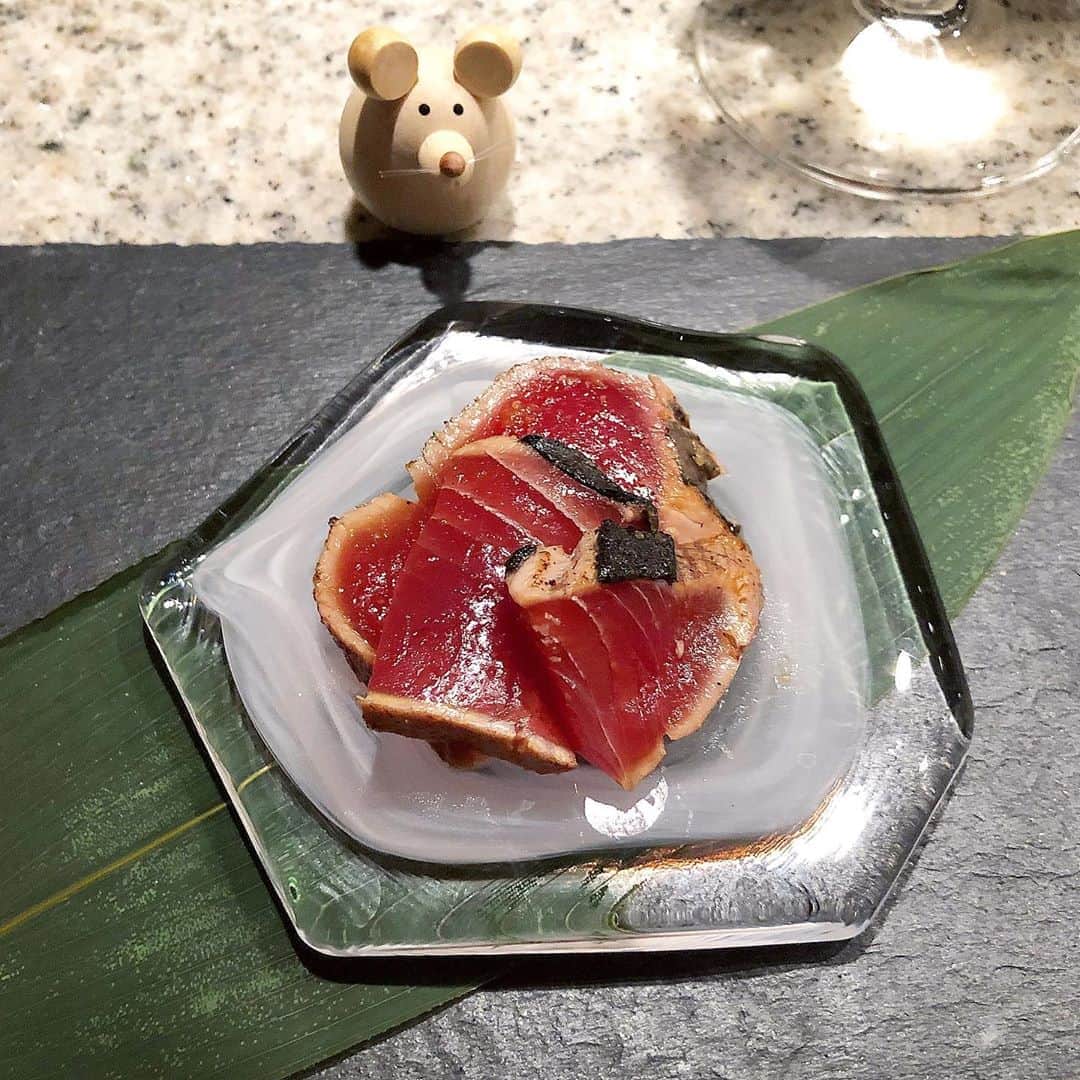 榊山敬代のインスタグラム：「🌿﻿🐟… ・　 週末はやっぱり お刺身気分にて  この日はお店の方の おススメにて鰹さん 迷わず連れてかえる  マイブームな笹の葉へ  味つけて切って ハイおまちどう  夏らしく氷の様な器へ ヒンヤリと盛りつけて  残暑気分なおうちごはんの巻  この日の鰹さんは 立派でうつくしく  すこしトロミのある歯応えは 大変美味しゅうございました  #また食べたい  さて午後は昨日から 煮詰まっている資料 の制作タイムへ集中 ・ ・ 🧠➰💻💭… ・ ・ #おうちごはん #おうち大好き #enjoyhome ・ ・  ・ ・　 #夕食 #夜食 #dinner #おうちごはん  #おつまみ #初鰹 #鰹 #カツオ #かつおのたたき#bonito #Japanese #healthy #food #seafood #osashimi #お刺身 #生姜 #brut #antipasto #artist #kitchen #cooking #日本画家 の #お料理こんなもん」