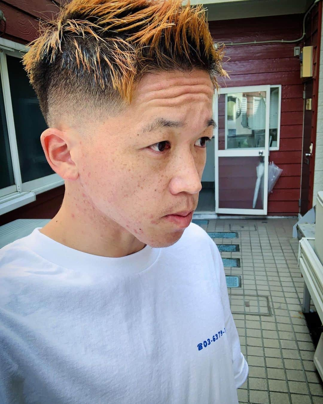 にしだっくすさんのインスタグラム写真 - (にしだっくすInstagram)「. 【💈BARBER SAKOTA💈】 まじヘビースタイルの"スキンフェード" . 毛先で遊べる長さを残しツーカラーの グラデーションが夏BOY感を演出する . SAKOTA4周年Tシャツに袖通し スケボー片手にNICE SNAP📸 . #熊本 #九州男児 #マッチョ #にしだっくす #nishidax #フィジーク #ボディビル #筋肉マン #筋肉 #筋トレ #ダイエット #減量 #フィットネス #YouTuber #パーソナルトレーナー #面白い #真心 #鉄会心 #筋トレ男子  #フィットネス女子 #筋トレ女子 #フィジーカー #muscle  #fitness #赤 #ダイエットアカウント  #筋トレダイエット  #マッチョあるある #ギャグ #筋肉芸人」8月24日 14時11分 - nishidax_ironman