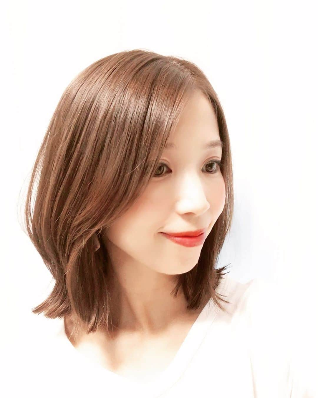 桃川祐子さんのインスタグラム写真 - (桃川祐子Instagram)「. . 久しぶりにヘアチェンジ🎶. . コロナでこわくてずっと行けてなくて、半年ぶりくらいにやっと行けた🤣💦. . カラーもお任せしたら、いい色になって、とてもお気に入り〜☺️❣️❣️. . 結わけるギリギリの長さで〜くらいなアバウトなオーダーだったけど、いつも素敵なヘアスタイルにしてくれて感謝です💚💛. . . . #ヘアカラー　#ミディアムヘア #ボブ　#切りっぱなしボブ #切りっぱなしミディアム #夏カラー #ヘアスタイル」8月24日 14時14分 - momokawa_yuko