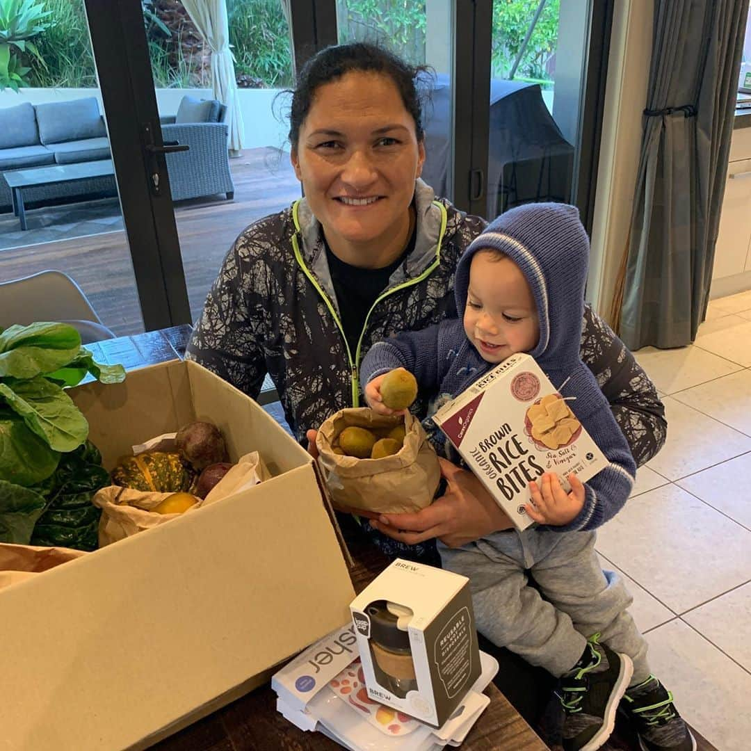 バレリー・アダムスさんのインスタグラム写真 - (バレリー・アダムスInstagram)「Some beautiful organic fruit and vegetables plus a few treats for our family to enjoy 🥝🥕🥬 and a chance to support a Kiwi business @commonsenseorganics 💙 The @visa_nz Business Locator Tool (link in their bio) makes it easy to shop local as it helps you discover businesses that are open and trading.  Kiwi businesses need our help because where you shop matters 💙 #WhereYouShopMatters #VisaAmbassador #VisaPartner #ad」8月24日 14時15分 - valerieadams84