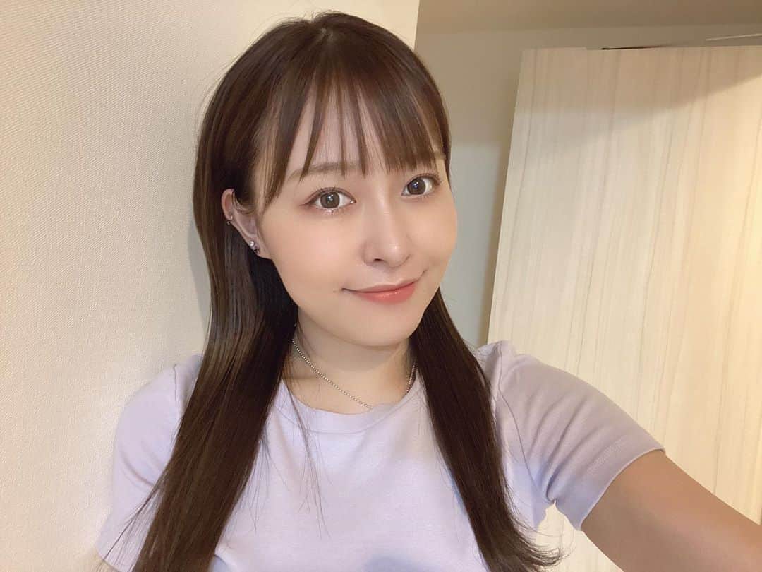 歩乃華（ほのらん）のインスタグラム：「暗くした！少しパープルとブルー入ってるらしい！黄色味がなくなった！地毛も伸びてきた！エクステなし！ 店長いつもありがとうございます！ トリートメントと髪質改善とカラーとカットがおすすめ！ 全部やないかい！ @tatsuyam.o.d ←店長 . リップは優香ちゃんの @ricafrosh.official のくすみピンク♡」