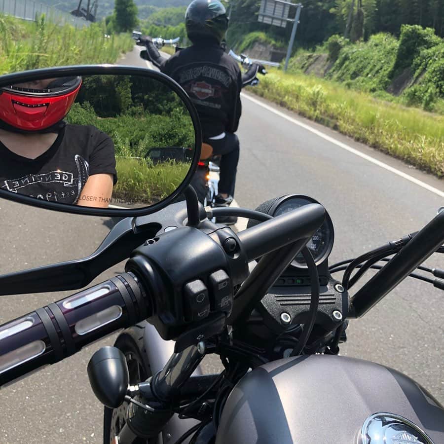 のインスタグラム：「楽しく人生を歩む為に、、、出会いから挑戦してみうと免許を取り、止めようと思った事もあったけど、、、続けて良かったバイク。色んな発見させてもらってます。 #ハーレーダビッドソン  #harleydavidson  #ツーリング #山本カヨ #バータービレッジ」