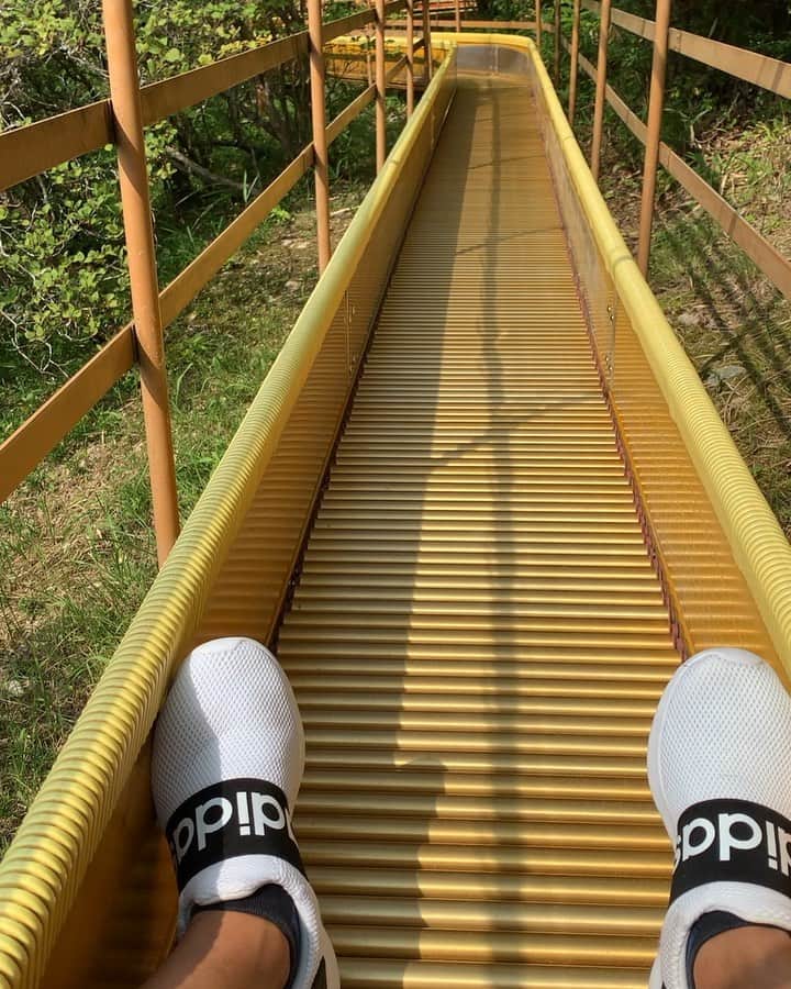 星野光正のインスタグラム：「岐阜下呂温泉 小川屋 旅行記 3   合掌村〜帰阪  朝起きて、オカンの様子を見に行く。 驚くぐらい回復してた！ 肩揉み効いたという事にしておこうw  朝風呂・朝食と済ませ荷造り。 この荷造りしてる時が切な〜い気持ちになります。 それだけ楽しかったと言う事ですが♪  そしてチェックアウト。  最後の日はどこか観光してから帰阪するというのが星野家の旅行の習わし。  すでに嫁さんが目星をつけていて、子供達がお皿の絵付け体験が出来る合掌村なる所へ行ってまいりました。  この地方は合掌造りの家が文化遺産になるなど有名なのでそれらも観に行くというもの。  昔話とかで出てくる様な雰囲気に子供達はテンションがUP♪  まずは庭園で鯉の餌やり。 鯉が凄い勢いで集まって来るのでビビったらしく次男の腰が引けまくって、餌をやる姿がかなりウケたw  そして絵付け体験。 子供達だけのつもりが嫁さんに鰹のタタキ乗せたら美味しそうな皿の絵付けしてと言われたので急遽俺も参戦。 （この時期の星野家の鰹のタタキの消費量はハンパないw）  出来上がり家に送られて来るのは一ヶ月後。 え？鰹のタタキもう終わってない？ と、思いながらも一生懸命に芸術的作品になる様に絵付けしました♪  工作大好きな息子達も集中しまくって仕上げてました！  村内の探索も終わり、最後に『森の滑り台』と言うものがあったので滑って帰ろうかと。  矢印に誘導され進んで行く。。 炎天下の中、すげぇ山登らされ俺と息子達は汗だくの息切れw  着いたと思ったら自動ゲートが有り、100円入れないと滑らせませんってな感じ。  お金とんの⁈  息切れしながらやっと登ったスタート地点、引き返す選択はすでに無く『滑る！』の一択！  嫁さんに財布の入ったカバン預けんで良かったと胸を撫で下ろし、いざ滑走！  いや、これは100円の価値有り！  大人にはちょっと狭めで勢いつき過ぎてカーブが痛いのとブレーキかける足が擦れて熱いのとw 『痛い』と『あつっ！』 を連呼w  テンション上がると疲れを忘れるもの。100円握りしめてもう一回滑りに行きましたw  滑り終わり皆んなと合流、小川屋さんへ預けた荷物を取りに帰り帰路へつくことに。  この二泊三日 お義父さんにお世話になりまくりました！  本当に有り難う御座いました！m(_ _)m  帰りはオトンがナビを務めると聞かずその通りに帰ってやるか！と運転したら下道2時間ぐらい走らされストレス溜まったw オカン曰く、俺らが子供の時に旅行で使っていた道の風景がもう1回見たかったんちゃうかと。  そう言う事ならしゃーないな♪  帰りは5時間強かかってオトンの家に送り届け、結果ウチに着いたらやっぱり6時間かかったw  毎回思う。 親父も結構歳やし後何回一緒に旅行に行く事ができるやろか？ 今回も子供達の思い出に残る良い旅やったやろか？  俺と嫁さんは毎回思っ切り楽しんでるから親父もオカンも子供達もきっと同じ気持ちやろと心の中で繰り返す。  このタイミングだけに気を使う事は沢山あったが、ちゃんと意識を守れば普通に旅行が出来た。  あっ！あと、娘と嫁さんの蚊に噛まれまくった様な汗疹が綺麗さっぱりスベスベの肌に戻ってました。 下呂温泉すげぇー！  と、いう事で俺にとって凄く良い旅行でした！  3部にわたる長文旅行記最後まで読んで頂いて有り難う御座いました。m(_ _)m  おしまい  #プロダーツプレイヤー #ダーツインストラクター #ダーツ #エスダーツ #エスダーツオフィシャルプレイヤー #星野光正 #星野飯 #三児のパパ #アラフォーパパ #料理好き #小川屋  #合掌村  #森の滑り台  #下呂温泉」